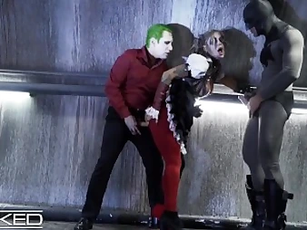 Harley Quinn gets fiercely double-teamed by Joker & Batman in Nefarious costume play vignette
