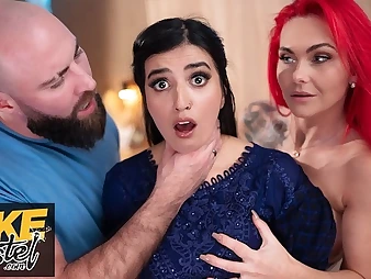 Gormandizing British MILF and Pakistani slut Roxi Keogh get vicious relating to a dropped threesome