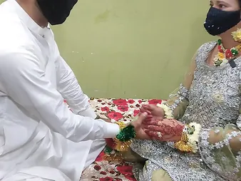 Desi Aunty Pokes Everlasting To the fore will not hear of Bridal - Indian MILF gets will not hear of penurious pussy drilled doggy-style