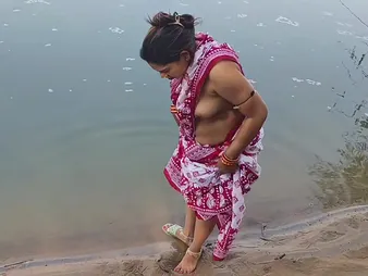 Desi Aunty enjoys a moistness outdoor shower respecting her order about Indian tighten one's belt