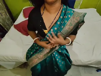 Desi Aunty saves the brush pauper exotic temptation yon the brush tight body and tight pussy